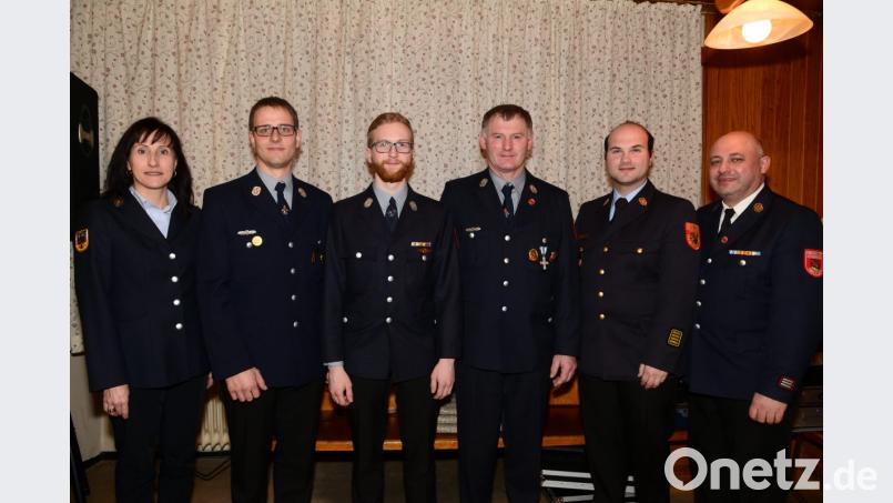 Stefan Bäumler (Zweiter von links) ist neuer Kommandant der Feuerwehr Parkstein. Das Amt das Schriftführers übt Julian Hagen (Dritter von links) aus. Als neuer Beisitzer fungiert Franz Kick (Dritter von rechts). Zur Wahl gratulieren Bürgermeisterin Tanja Schiffmann (links), Vorsitzender Markus Werner und Kreisbrandrat Marco Saller (von rechts). Bild: bey