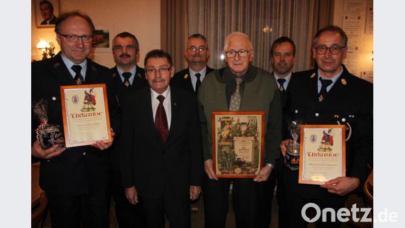 Langjährige passive und aktive Mitglieder wurden geehrt. Unser Bild zeigt von links Ludwig Schels, 2. Kommandant Thomas Schimmel, 2. Bürgermeister Karl Busch, Kreisbrandmeister Günther Fachtan, Josef Schultes, 1. Vorsitzenden Markus Schultes und 1. Kommandant Richard Wegmann. Bild: kro