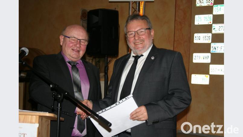 Gegenseitig „Danke“ sagen Erwin Dromann (links), der Vorsitzende der Gesellschaft „Frohsinn“, und sein Liedertafel-Kollege Karl Ott. Bild: gpa