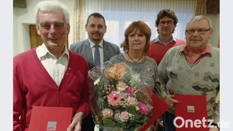 Zum letzten Mal werden treue Sozialdemokraten des Ortsvereins Neustadt am Kulm/Vorbach für ihre Mitgliedschaft geehrt. Von links: Alfons Foitzik, Kreisverbandsvorsitzender Markus Ludwig, Vorsitzende Silvia Szydlik, Fritz Betzl vom SPD-Ortsverein Eschenbach sowie Horst Priebe. Bild: Brendel, Hubert (BR)