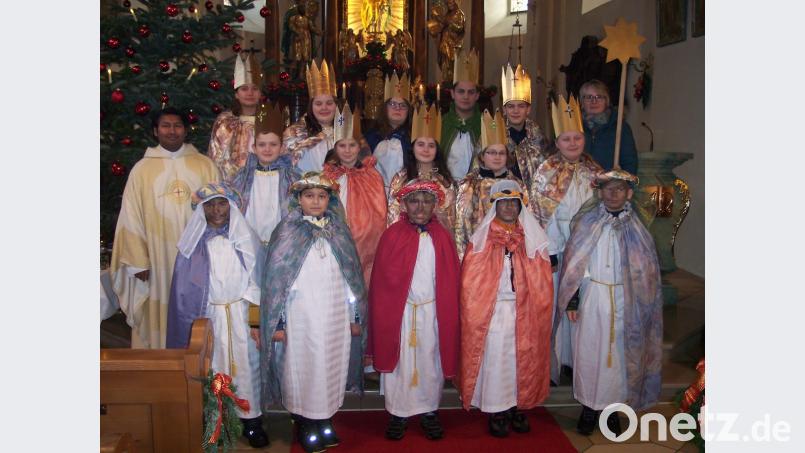 Kaplan William Akkala (links) und vom Pfarrgemeinderätin Annemarie Allwang (hinten rechts) sandten die Sternsinger der Expositur Pertolzhofen aus. Bild: exb