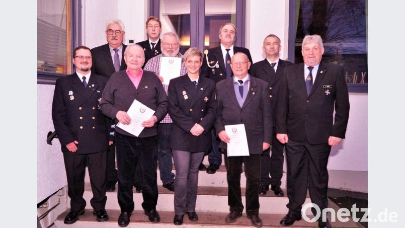 Die Geehrten mit Gästen. Uli Kelnhofer, Konrad Kraus, Evelyn Kelnhofer Johann Confal, Alfon Betzl (vorne, von links). Bürgermeister Rupert Troppmann, Henry Rehfeldt, Bernhard Lang, Engelbert Eckart und Jürgen Bühl (hinten, von links) Bild: arw