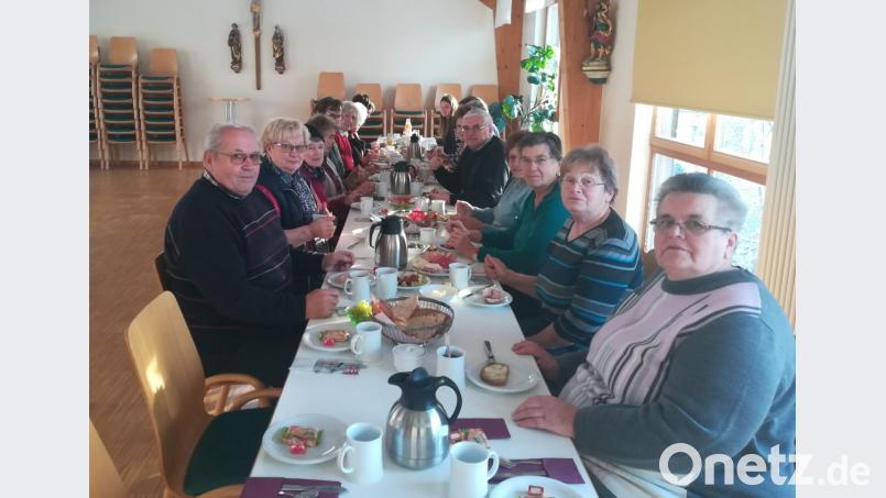 Nach dem Gottesdienst trafen sich zahlreiche Teilnehmer zum gemeinsamen Frühstück im Pfarrsaal. Bild: rkp