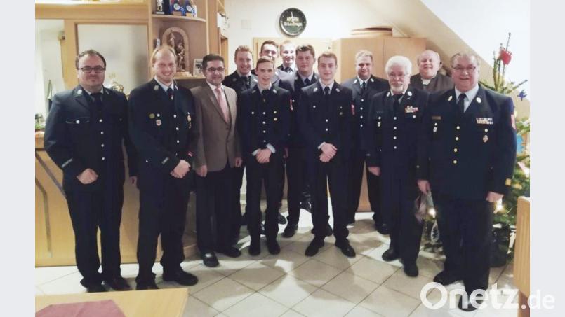 Die Weichen für die Feuerwehr stellen (von links) Kinderwart Franz-Josef Köstler, Vorsitzender Benjamin Müller, Bürgermeister Franz Tauber, Andreas Hautmann, Johannes Hautmann, Patrik Kraus, Jugendwart Fabian Rauch, Max Kellner, Gandhour Ali, Kommandant Matthias Kraus, Kreisbrandmeister Uwe Meier, Kreisrat Andreas Voit und Kreisbrandinspektor Winfried Prokisch. Bild: exb