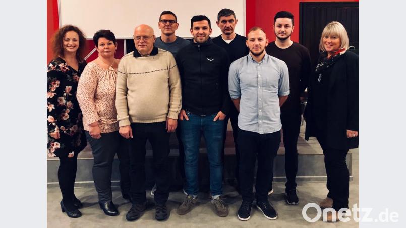 Michaela Scheler, (links) ist nicht mehr Vorsitzende des SV Inter, bleibt aber im Vorstand, zu dem auch Marion Singerer, Georg Carlejan, Waldemar Waschkau, Granit Sejdiu, Thomas Schneider, Alexander Becker, Dardan Mujku und Maria Maget (weiter von links) gehören. Bild: ibs