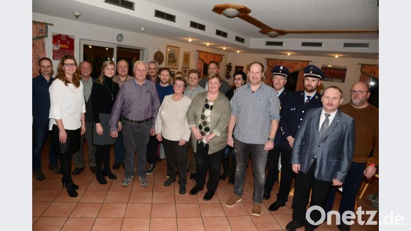 Alois Hubmann (vordere Reihe, Dritter von links) feiert mit Ehefrau Rita (rechts daneben), den Kindern Renate, Dagmar (von links), Johannes und Ingeborg (neben Ehefrau Rita), den Vertretern des Handwerks und vielen Vereinsaabordnungen im TSV-Sportheim seinen 70. Geburtstag. Bild: bey