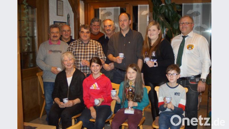 Bei Drei-Königs-Schießen wurden auch die Vereinsmeister der Naabtalschützen geehrt. Leonie Eckert gewann den Wanderpokal. Schützenmeister Karl Eckert (hinten rechts) gratulierte allen Gewinnern. Bild: slh