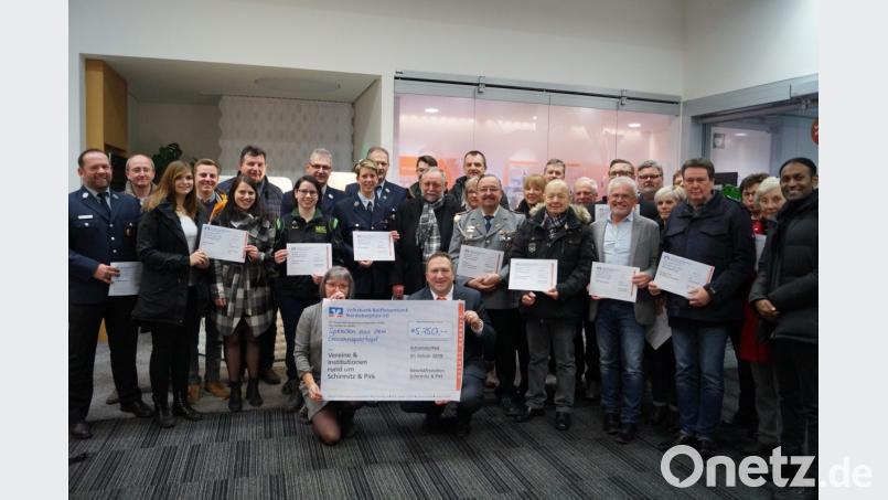 Die Zweigstellenleiter Gerhard Haberl und Reinhilde Ernst (vorne in der Hocke, mit großem Scheck) überreichten insgesamt 5750 Euro aus dem Topf des Gewinnsparvereins für die Jugendarbeit in den Vereinen und Institutionen. Bild: du