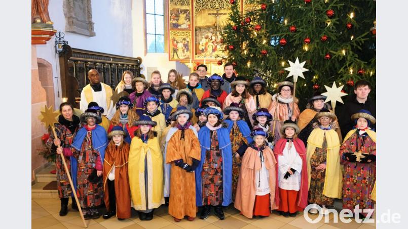 „Wir gehören zusammen“ und „Segen bringen, Segen sein“. Unter diesem Thema stand die Sternsinger-Aktion 2019. Am Vortrag des Dreikönigsfestes entsandten Pfarrer Paul und Gemeindeassistentin Eva-Maria-Frohmann 27 „Königinnen und Könige“ mit ihren Begleitern in sieben Gruppen zur Sternsinger-Aktion in die Straßen und Siedlungen der Stadt. Bild: do