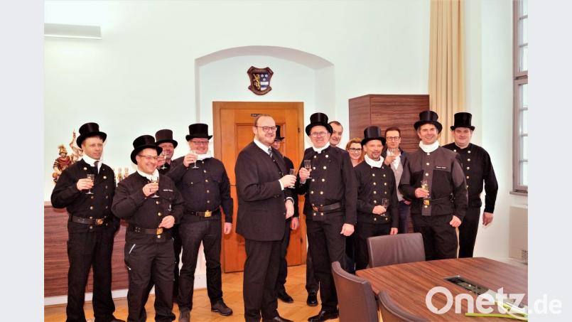 Kaminkehrer-Obermeister Peter Wilhelm und seine Kollegen kamen als Glücksboten ins Landratsamt zu Landrat Andreas Meier. Bild: arw