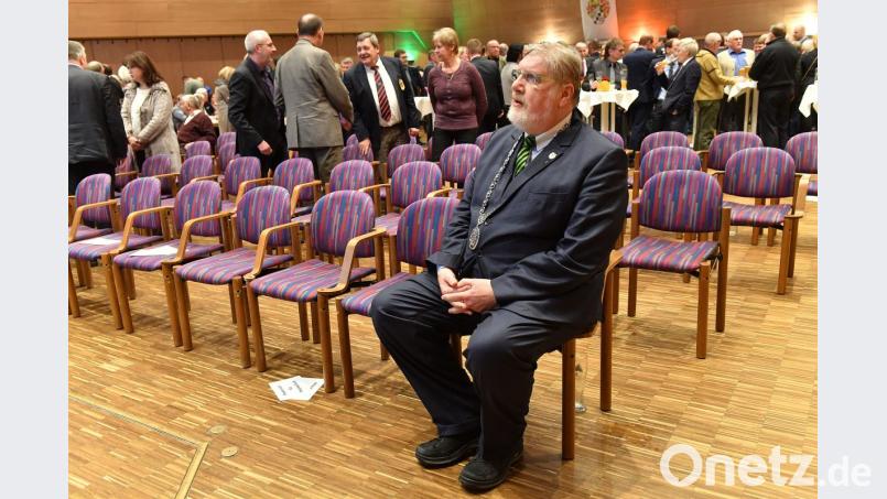Nach einer eineinhalbstündigen emotionalen Rede sitzt Bürgermeister Karl-Willi Beck noch einen Moment in sich gekehrt in der Fichtelgebirgshalle, bevor er sich unter die Gäste mischt. Bild: Florian Miedl