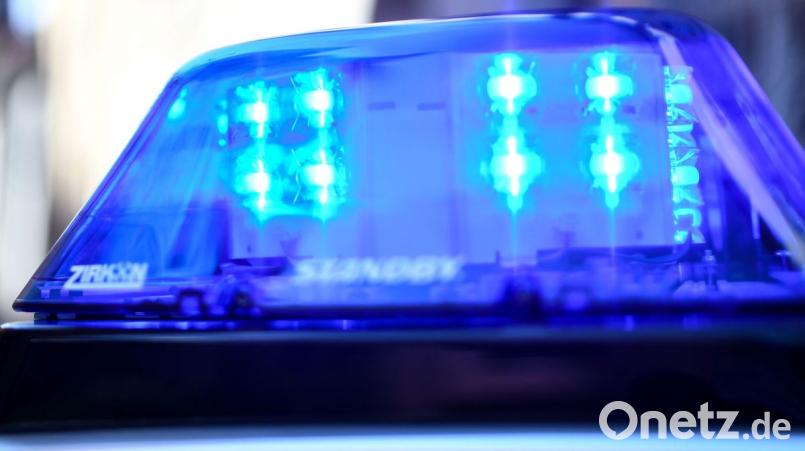 Bei Paulsdorf hat sich ein 44-Jähriger mit seinem Auto überschlagen. Der Mann hatte Glück - er überstand diesen Unfall unverletzt. Bild: Patrick Seeger/dpa