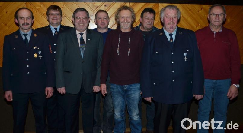 Diese Männer sind seit 25, 40 und 50 Jahren bei der Feuerwehr Waldau. Bild: dob