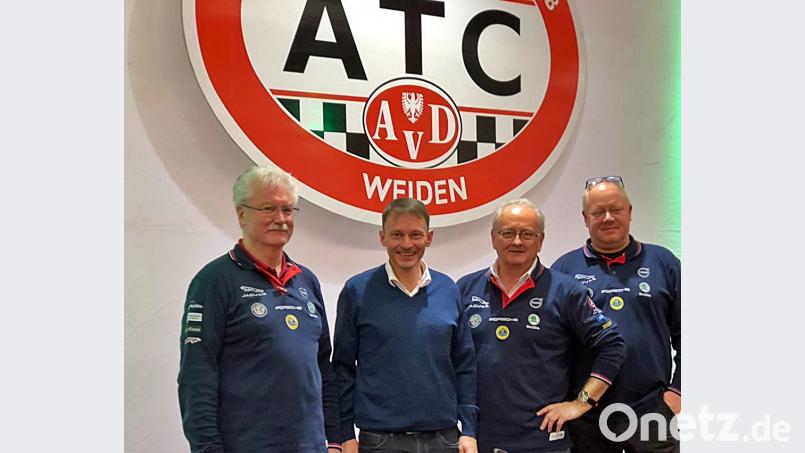 Auch Bürgermeister Jens Meyer war zu Gast auf dem Messestand des ATC und war von den ausgestellten Exponaten begeistert. Bild: R. Kreuzer