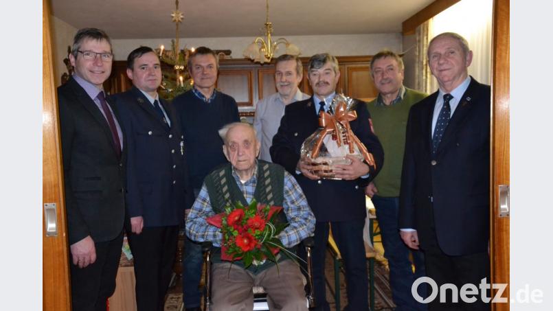 Josef Irlbacher blickt auf 95 Jahre zurück. Ihm gratulieren die Söhne Konrad, Alfons und Josef (von links), Pfarrer Josef Most (rechts), Bürgermeister Hermann Ach (links) sowie die Abordnung der Feuerwehr Ödpielmannsberg. Bild: gi