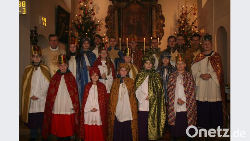 Die Poppenreuther Sternsinger mit Pfarrer Bernd Philipp. Bild: fpoz
