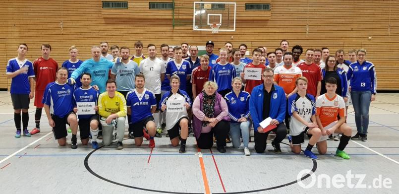 Die Teilnehmer des Fun-Turniers. In der Mitte Schirmherrin Dagmar Kohl sowie Nicole Wagner und Frank Kokott vom Organisationsteam, rechts Sonja Schinhammer und Kerstin Bamler von der Turnierleitung; Mitte hinten Manuel Röhrer, der als Schiedsrichter fungierte. Bild: kok