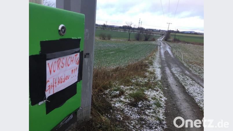 "Vorsicht Giftköder" warnt ein Zettel, der an einem der Kotbeutelbehälter entlang der Gassistrecke zwischen Pirk und Schirmitz hängt. Bild: we