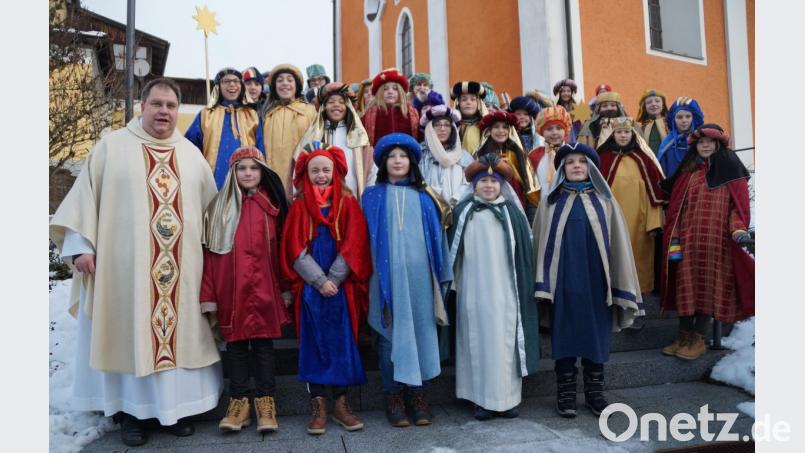 Die stattliche Zahl von 42 Sternsingern konnte Pfarrer Markus Urban in der aktiven Gemeinde Dieterskirchen aussenden, um den Segen in die Häuser zu bringen. Bild: weu