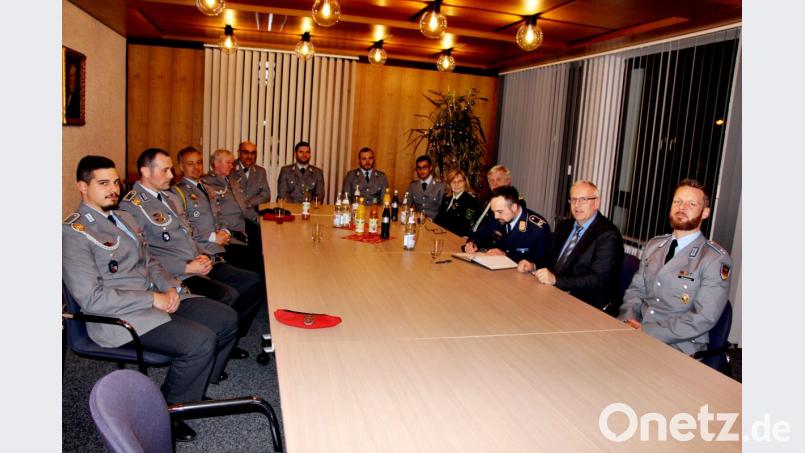 Major Matthias Thiele (Dritter von links) trägt sich zusammen mit der Abordnung seiner Kompanie, mit den Schützenmeistern Dietmar Beyer und Claudia Schaupp (Vierter und Fünfte von links) und den Vorsitzenden der Reservistenkameradschaft Holnstein und Umgebung, Werner Übelacker und Hermann Förster (Fünfter und Vierter von links), in das Gästebuch der Gemeinde Neukirchen ein. Bild: ds