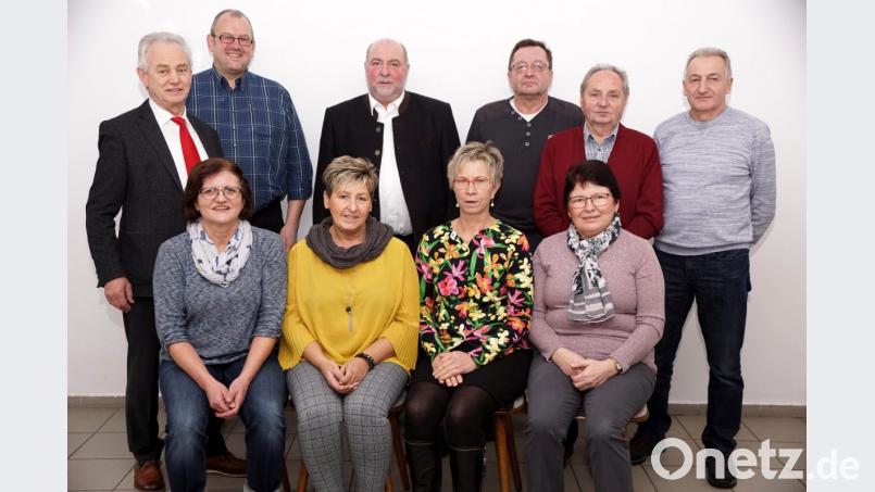 Beim SPD-Ortsverein stehen Neuwahlen an. Der neuen Führungsriegen gehören Anneliese Hautmann, Sabine Kreuzer, Ursula Schuster und Anni Langsteiner (sitzend von links), Alfred Schuster, Markus Schraml, Peter Merkl, Gustav Storm, Erich Hader und Alfons Langsteiner (stehend von links) an. Bild: bkr