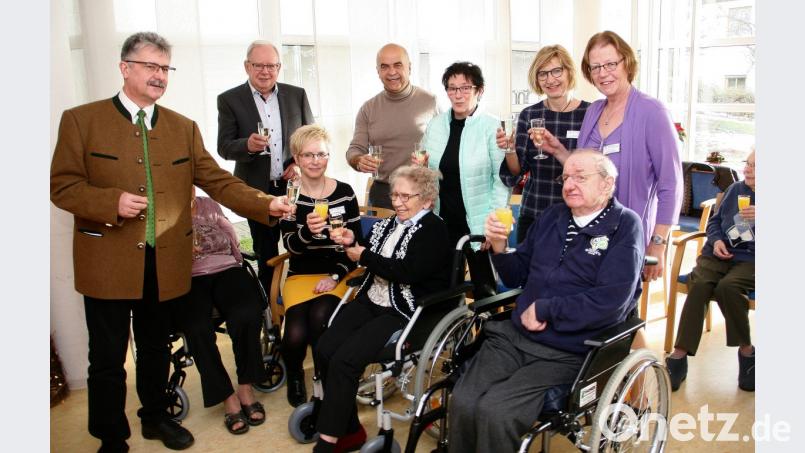 Auf 2019 stoßen (stehend von links) Bürgermeister Wolfgang Braun, die Markträte Rainer Bleistein, Hermann Stock (beide SPD) und Anna Koller (Freie Wähler) sowie Edith Urbancyk, Petra Lippert (von rechts) und Claudia Englmann (vorne links) vom SSH mit den Bewohnern an. Bild: wro