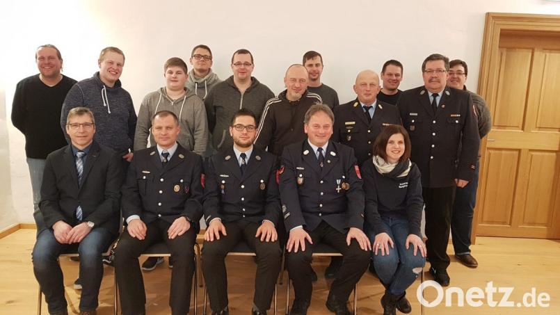 Dieser Vorstand um Vorsitzenden Kilian Völkl (vorne, Mitte) führt die Feuerwehr Burgtreswitz die kommenden drei Jahre. Größte Herausforderung wird der Neubau des Gerätehauses sein. Bild: gi