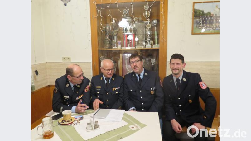 Kreisbrandmeister Alois Schindler und Kreisbrandinspektor Otto Braunreuther loben Vorsitzenden Jürgen Hörl und Kommandant Jürgen Plannerer (von links) für ihren engagierten Einsatz. Bild: jzk