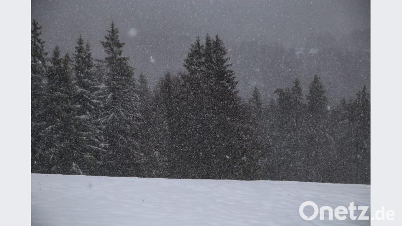 Auch wenn am Skilift Pfaben schon Schnee liegt - er reicht noch nicht aus, um den Lift für die Skifahrer zu eröffnen. Bild: rw