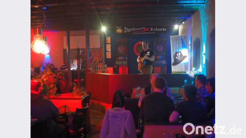 Beim Open-Stage am &quot;Heustodl&quot; zeigt der Kabarettist eine unterhaltsame Mischung aus Gaudi und Musik. Bild: gz