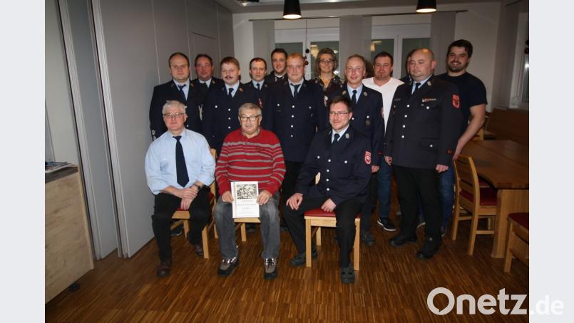 Tobias Eck (sitzend rechts) und Markus Dötsch (stehend Sechster von links, neben Bürgermeisterin Carmen Pepiuk) leiten für weitere drei Jahre die Zessau-Weihersberger Feuerwehr. Für 50 Jahre Mitgliedschaft wurde Johann Ackermann (mit Urkunde) geehrt. Stehend links Kommandant Markus Eichermüller, Zweiter von rechts Kreisbrandmeister Jürgen Haider. Bild: bjp Bild: bjp