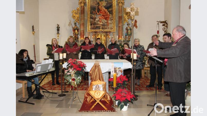 Der Kirchenchor mit Reinhold Schultes (rechts) und Susanne Schieder am Piano ist unter den Mitwirkenden. Bild: pi