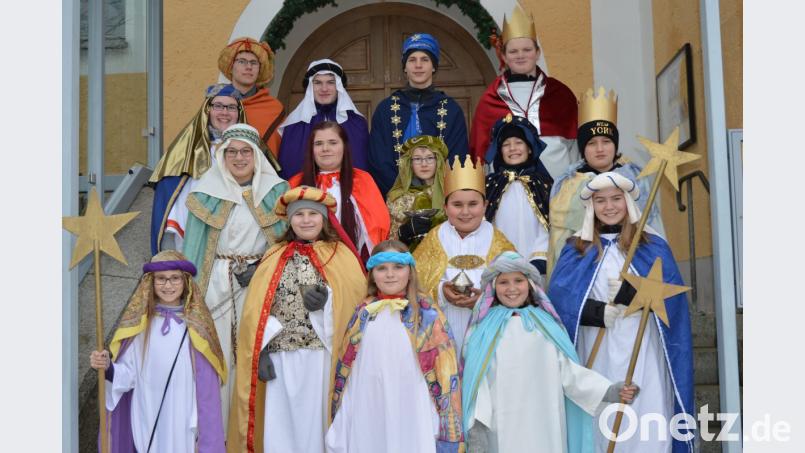 Mit ihren bunten Gewändern waren die Muschenrieder Minis im Ort unterwegs und brachten Segen in die Häuser. Bild: bl