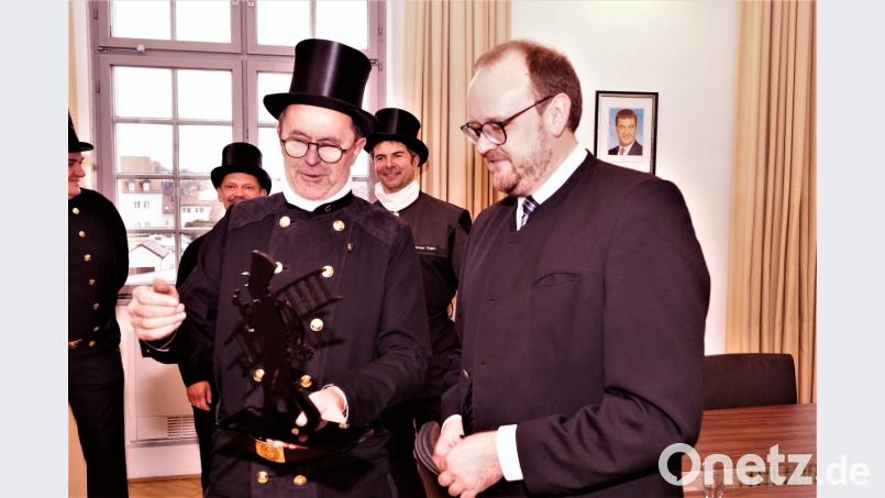 Einen Glücksbringer überreichte Kaminkehrer Obermeister Peter Wilhelm (links) an Landrat Andreas Meier. Bild: arw