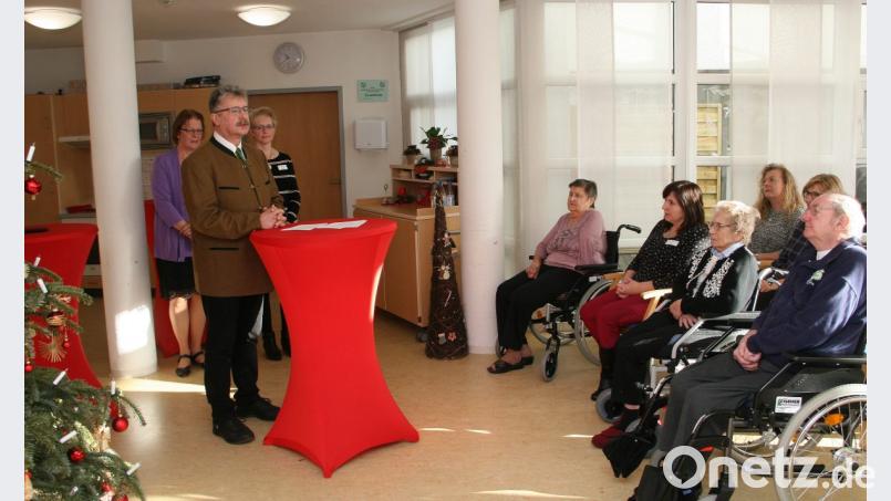 Bürgermeister Wolfgang Braun bei seiner Neujahrsansprache vor den Mitarbeitern und Bewohnern des Senioren-Servicehauses. Bild: wro
