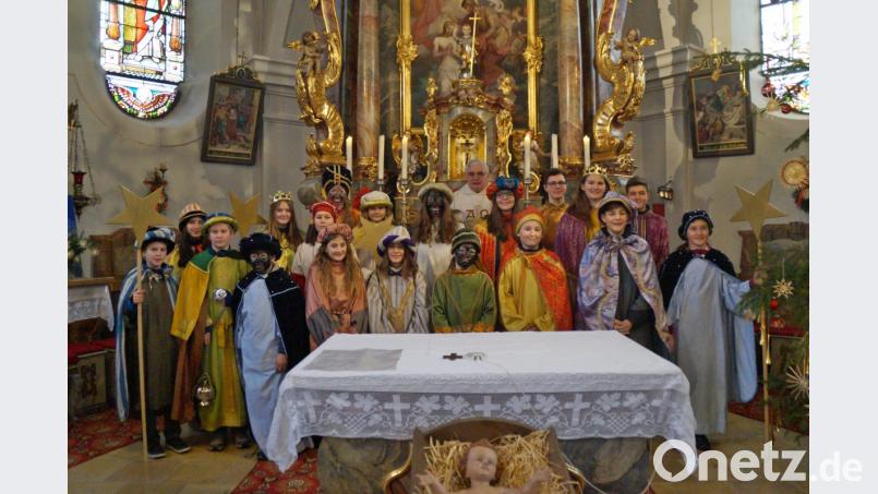 Beim Gottesdienst am Feiertag Heilige Drei Könige sandte Pfarrer Eugen Wismeth die Sternsinger der Pfarrei Thanstein aus. Bild: rkp