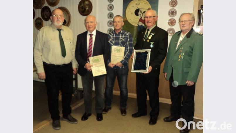 Schützenmeister Edi Biersack (links) und Gauschützenmeister Johann Dirrigl (rechts) ehrten Franz Haller, Horst Beck und Horst Mösbauer (von links). Bild: ksi