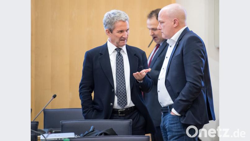 Der suspendierte Regensburger Oberbürgermeister Joachim Wolbergs (SPD, rechts) und Volker Tretzel, Bauunternehmer, unterhalten sich im Gerichtssaal. Im laufenden Korruptionsprozess geht es um Vorteilsannahme und -gewährung sowie Parteispenden. Archivbild: Peter Kneffel/dpa