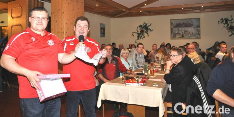 Auktionator Robert Irlbacher (rechts) leistet fast vier Stunden lang Schwerstarbeit. Abteilungsleiter Sven Stock (links) unterstützt ihn. Bild: es