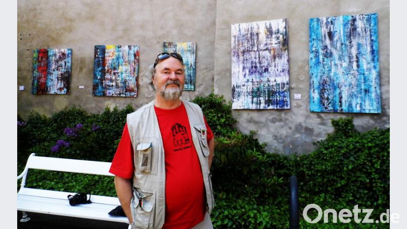 Jindřich Turek als Aussteller moderner Kunst beim Festival der Egerer Hinterhöfe. Bild: gjb