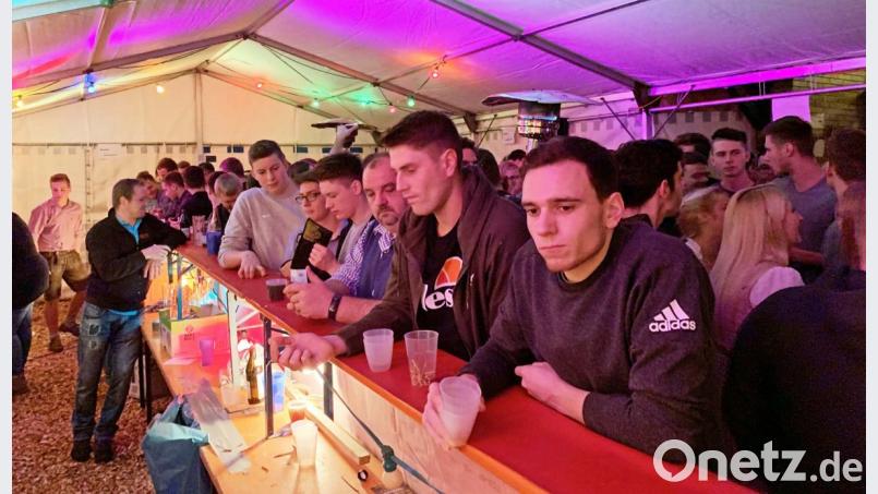 Warten auf Stärkung: Nicht nur in der Sporthalle, auch an der Bar im Festzelt stehen die Besucher Schlange. Das Stärke-Antrinken von „Hütten Carver“ lockt am Vorabend des Dreikönigstags zahlreiche, vor allem junge Gäste an. Bild: ü