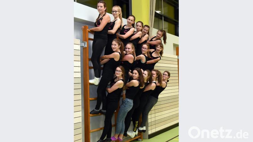 Im Training arbeiten die Mädels der Neustädter Jugendgarde mit ihren neuen Trainerinnen viel an ihrer Kraft und Kondition. Bei den Auftritten dürfen sich die Zuschauer außer auf eine tolle Choreographie auch auf die neuen Gardekleider freuen. Bild: bgm