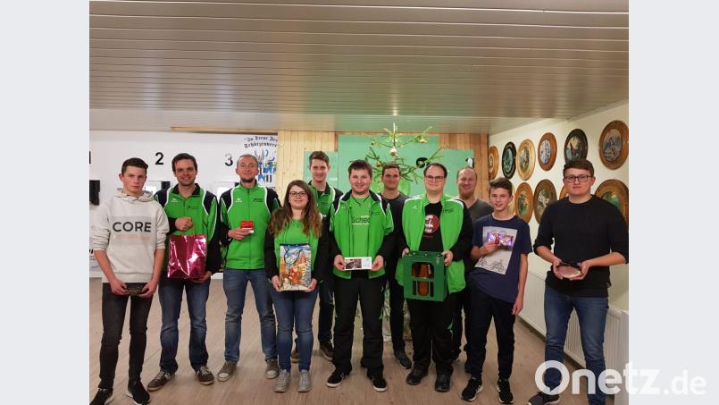 Zweiter Sportleiter Matthias Eckl (Fünfter von links) und Schützenmeister Stefan Brandmiller (Vierter von rechts) gratulieren den erfolgreichen Teilnehmern des Nussschießens. Bild: gi