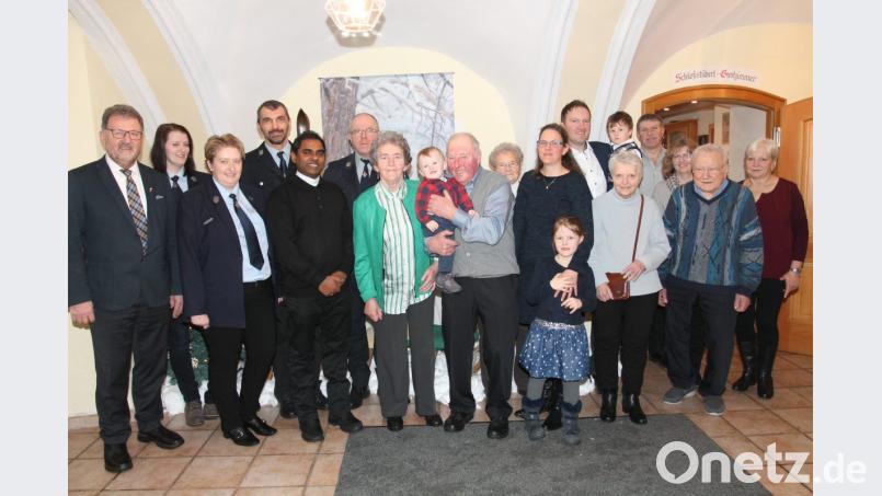 Erwin Lang (mit Enkel auf dem Arm) genießt die Feier zum 80 Geburtstag. Bild: pi