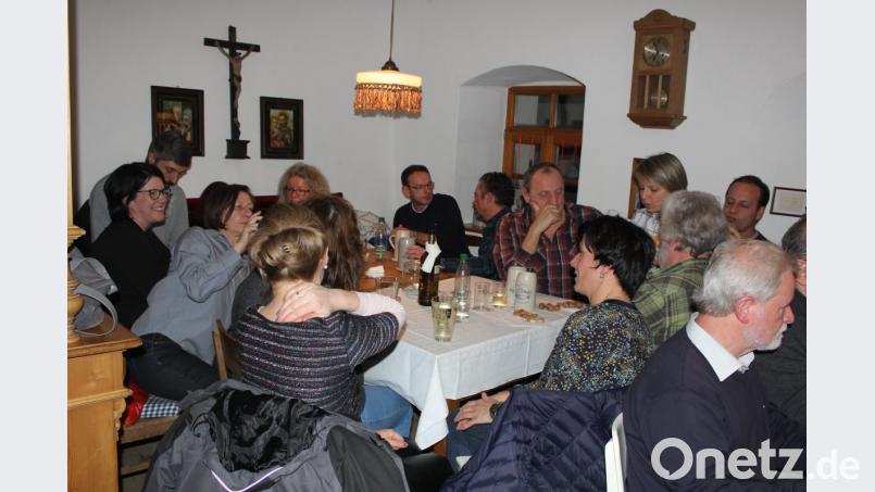 Einen gemütlichen und lustigen Abend verbringen die Besucher beim Stärke-Antrinken des Heimatvereins in den Taubnschusterstuben. Bild: hev