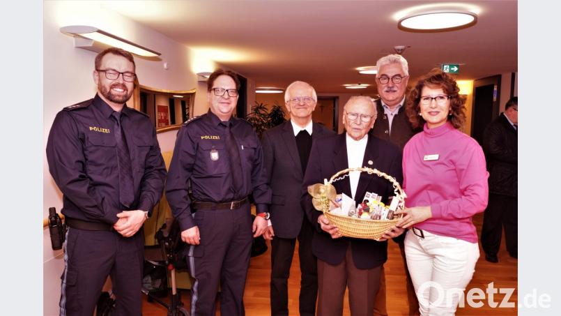 Bei bester Gesundheit feierte Josef Karl (Dritter von rechts) 95. Geburtstag. Es gratulieren Romane Podschun für das Altenheim sowie Bürgermeister Rupert Troppmann, Stadtpfarrer Josef Häring, die beiden Polizeihauptmeister Cornelius Peter und Jürgen Harwardt (von links). Bild: arw