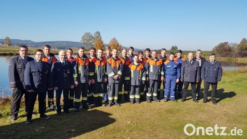 Sechzehn Feuerwehrleute aus Tröbes bestehen Leistungsprüfungen von Stufe I Bronze bis Stufe VI Gold-rot. Bild: gi