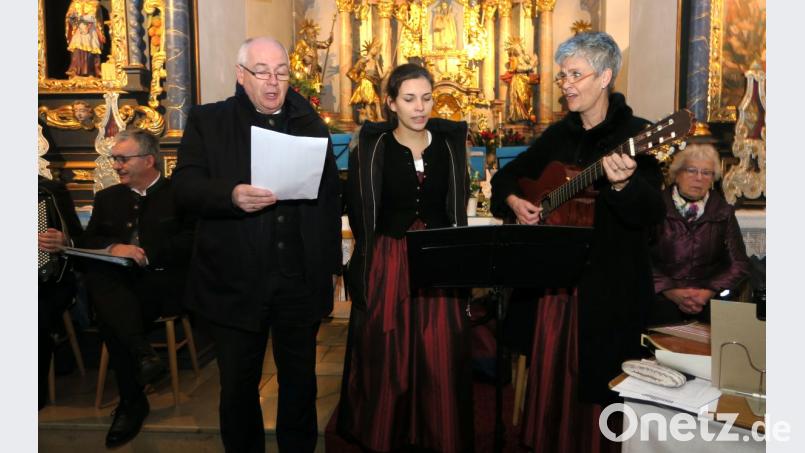 Die Familie Kohlmeier würdigte das Kind in der Krippe mit dem Lied: „Oh Jesus schlaf süß, deine Äugelein schließ und deine Ruhe genieß“. Bild: Hirsch