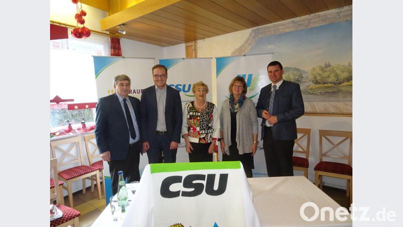 Zu Gast beim CSU-Neujahrsempfang: von links MdB Karl Holmeier, Listenkandidat Tobias Ehrenfried, Vorsitzende Gisela Hösl, Brigitte Hammer und Bezirksrat Thomas Ebeling. Bild: hm