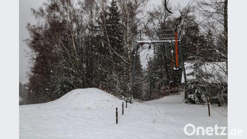 Auch wenn am Skilift Pfaben schon Schnee liegt - er reicht noch nicht aus, um den Lift für die Skifahrer zu eröffnen. Bild: rw